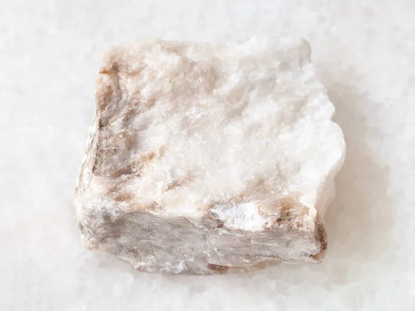 Pedra anidrita áspera no branco — Fotografia de Stock