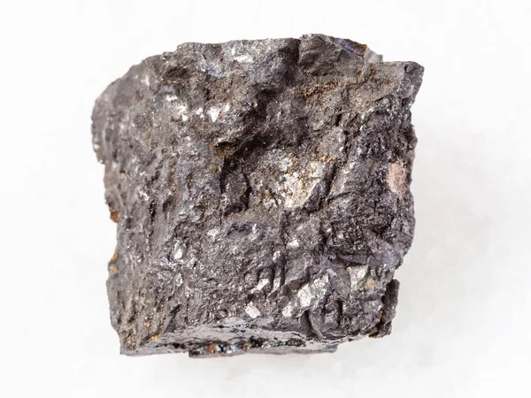 Hrubé černé uhlí kámen na bílém — Stock fotografie