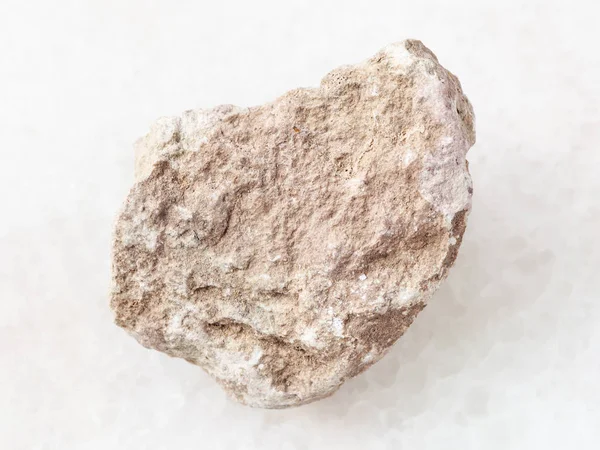 Marl ostry kamień na białym tle — Zdjęcie stockowe