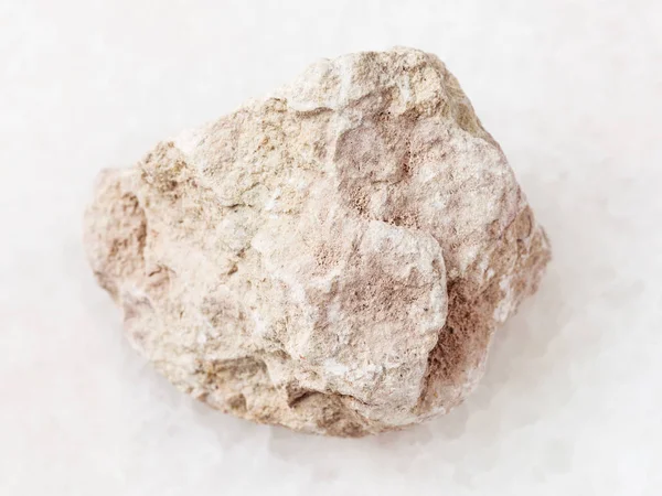Сырой мраморный камень на белом — стоковое фото