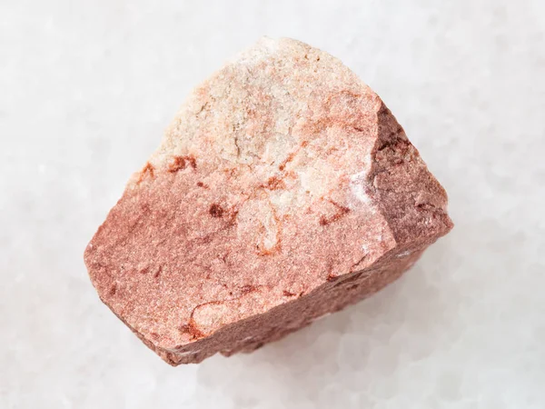 Ruwe kalkhoudende zandsteen steen op wit — Stockfoto