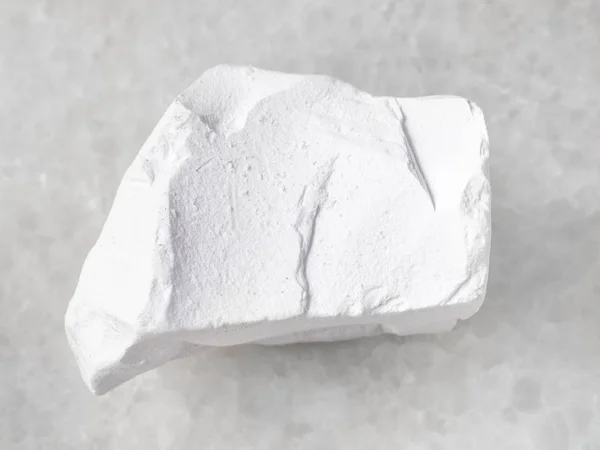 Roher Kreidestein auf weiß — Stockfoto