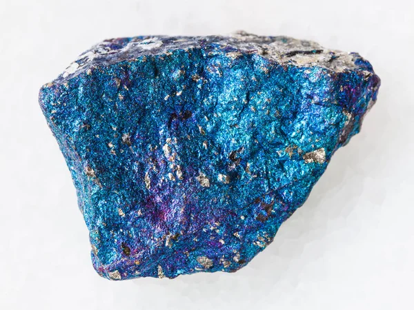 화이트에 블루 Chalcopyrite 돌 — 스톡 사진