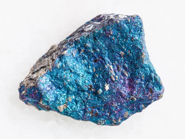 Pietra calcopirite blu grezza su bianco — Foto Stock