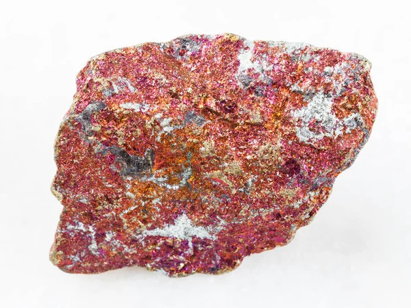 Syrové červené chalkopyrit kámen na bílém — Stock fotografie