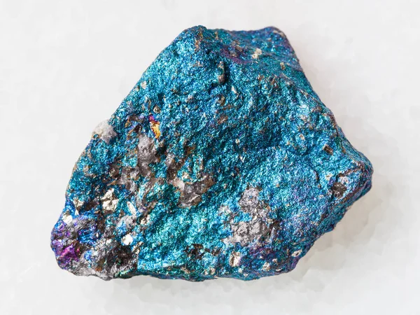 Piedra de calcopirita azul bruta sobre blanco — Foto de Stock