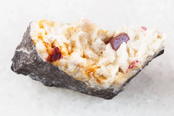 Rode Kristal van Cinnaber in ruwe Carbonatiet steen — Stockfoto