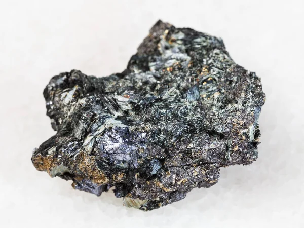 Molybdenite krystal Glaucophane kamene na bílém — Stock fotografie