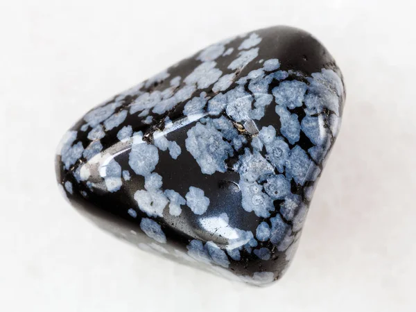 Kieselstein aus Schneeflocken Obsidian Edelstein auf weiß — Stockfoto