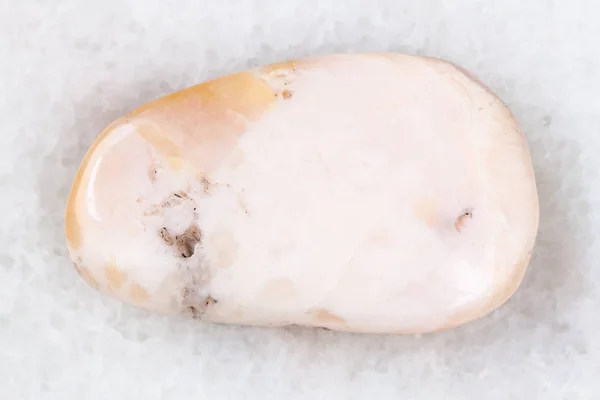 Polierter rosa Opal Edelstein auf Weiß — Stockfoto