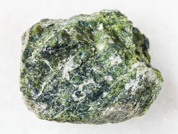 Ακατέργαστη πέτρα σερπεντίνη σε λευκό μάρμαρο — Φωτογραφία Αρχείου