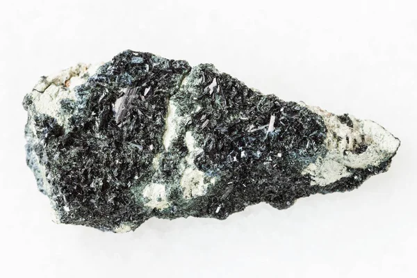 Hornblende na rocha anfibole-carbonato no branco — Fotografia de Stock