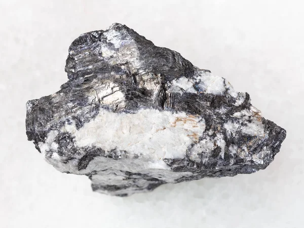 Bismutiniet ader in ruwe kwarts steen op wit — Stockfoto