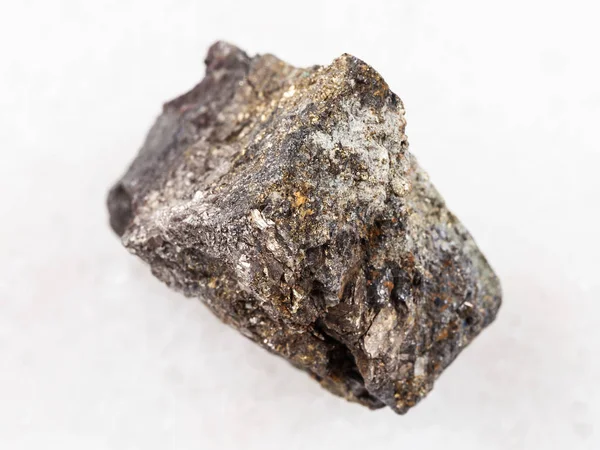 Pedra de Arsenopyrite áspera no mármore branco — Fotografia de Stock