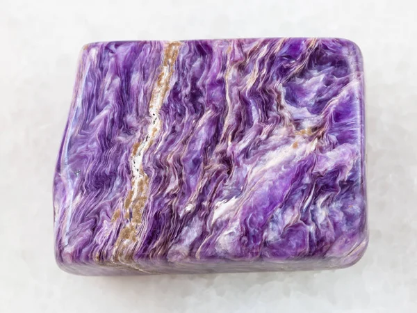 白色大理石 charoite 宝石抛光板 — 图库照片