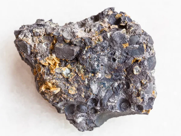 Грубий риболітний камінь з магнетиту і гематиту — стокове фото