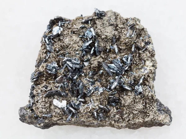 Beyaz üzerine kaba taş üzerinde manyetit kristalleri — Stok fotoğraf