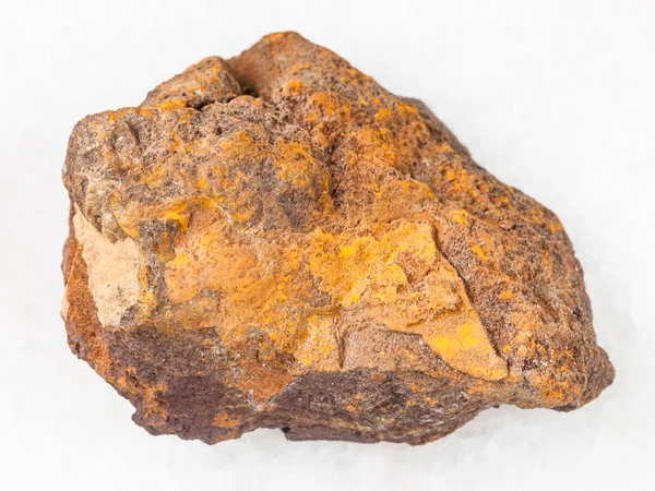 生褐鉄鉱石の上に白い大理石 — ストック写真