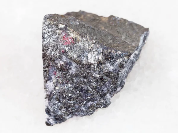 백색 대리석에 거친 antimonite 돌 — 스톡 사진