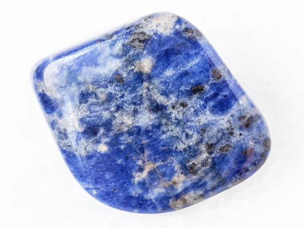 Pietra preziosa di Sodalite lucidata su marmo bianco — Foto Stock