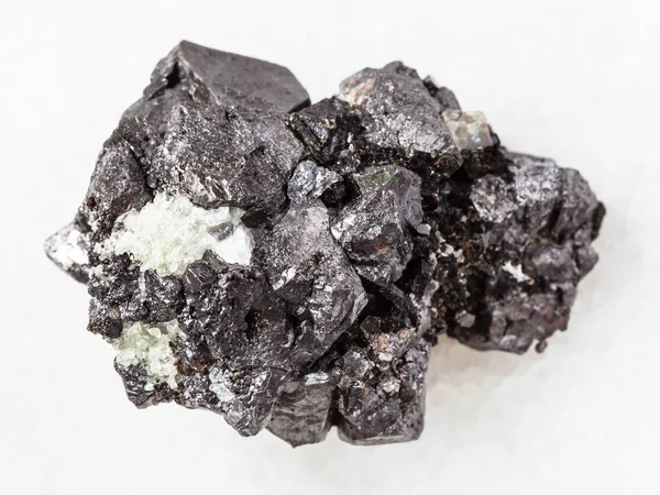 Roher kristalliner Magnetit-Stein auf Weiß — Stockfoto