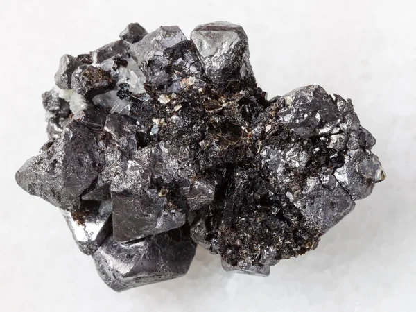 Pietra cristallina grezza Magnetite su marmo bianco — Foto Stock