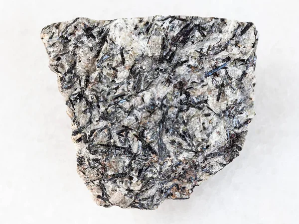 Lujavrite surový kámen na bílý mramor — Stock fotografie
