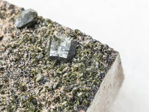 Epidot-Kristalle auf Stein in Nahaufnahme auf Weiß — Stockfoto