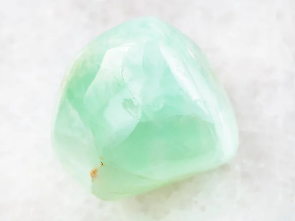 Pedra preciosa Prehnite em mármore branco — Fotografia de Stock