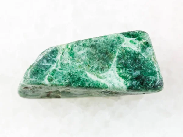 Beyaz taşa parlak yeşil jadeite — Stok fotoğraf