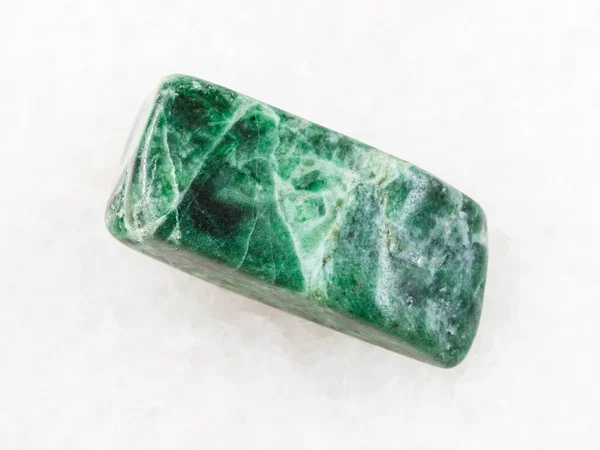 Piedra de jadeíta verde tumbado en mármol blanco — Foto de Stock