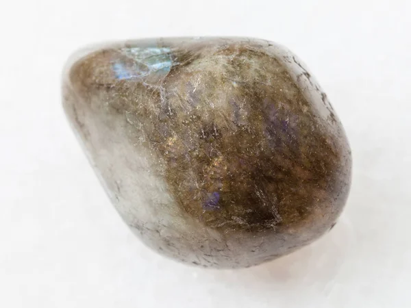 在白色大理石上暴跌 labradorite 宝石石 — 图库照片