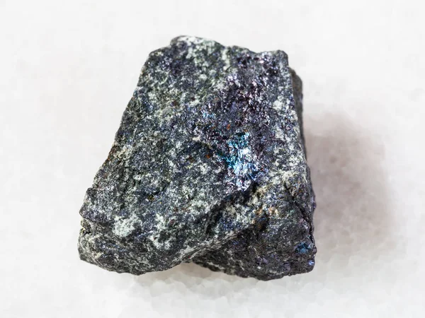 Pietra di bornite grezza su marmo bianco — Foto Stock