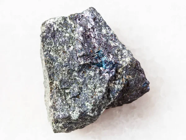 백색 대리석에 원시 bornite 돌 — 스톡 사진