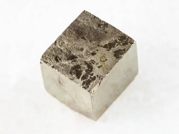 Pyrit krystal na bílém mramoru — Stock fotografie