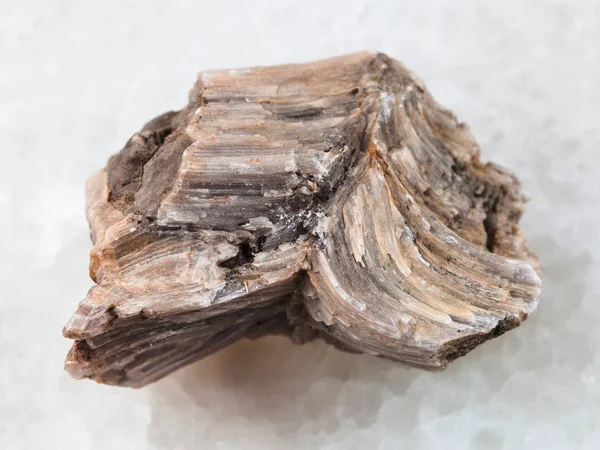 Pietra di baryte grezza su marmo bianco — Foto Stock