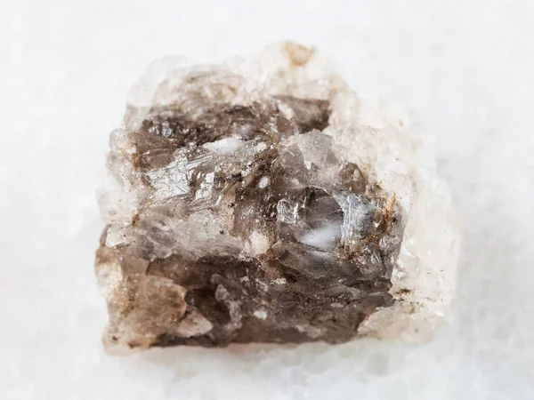 Грубий халітовий (кам'яна сіль) камінь на білому мармурі — стокове фото