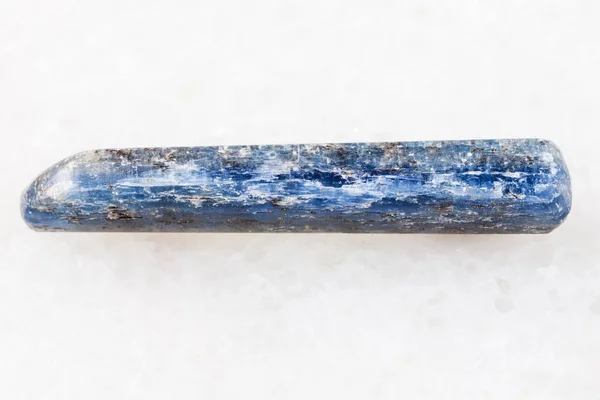 Piedra preciosa de cristal de Kyanite tumbled en blanco — Foto de Stock