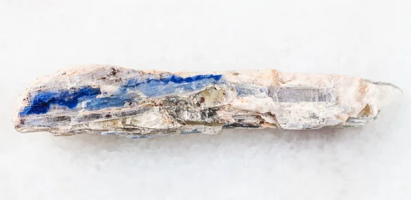 Ruwe blauwe kyaniet stone op wit marmer — Stockfoto