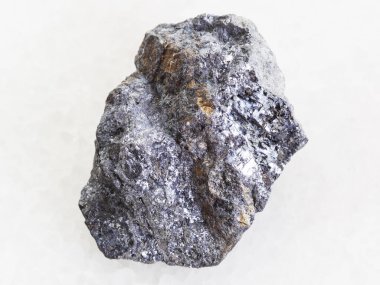 Beyaz üzerinde chalcopyrite taşla kaba galena damar