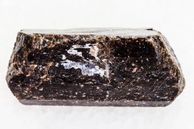 dravite Turmalin beyaz mermer üzerinde kristal