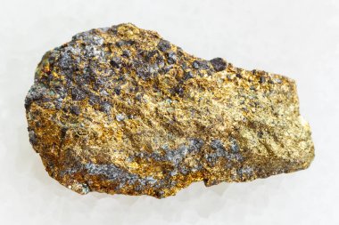 beyaz mermer üzerinde kaba pirit cevheri