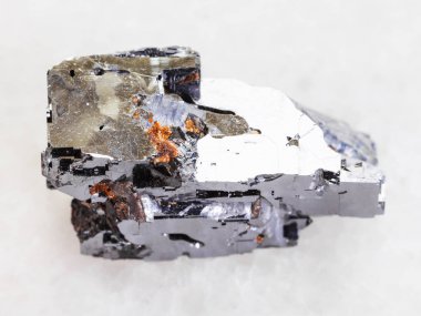 Galena kristal taş üzerine beyaz mermer