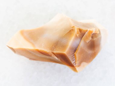 beyaz mermer üzerinde ham kahverengi çakmaktaşı