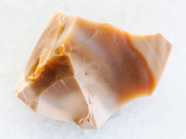 beyaz mermer üzerinde kaba kahverengi çakmaktaşı