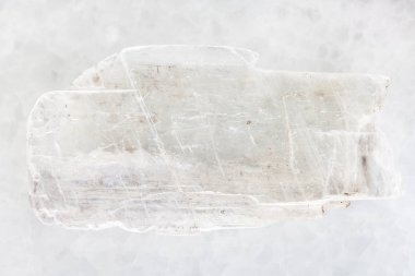 Alçı taş beyaz mermer üzerinde sert kristal