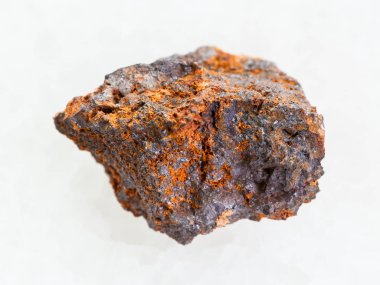 Hematit (demir cevheri) taş üzerine beyaz mermer