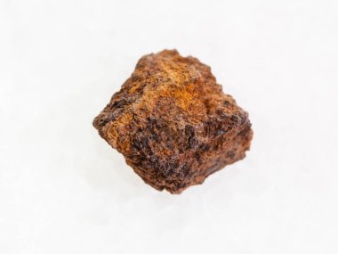 ham limonite (demir cevheri) taş üzerine beyaz mermer