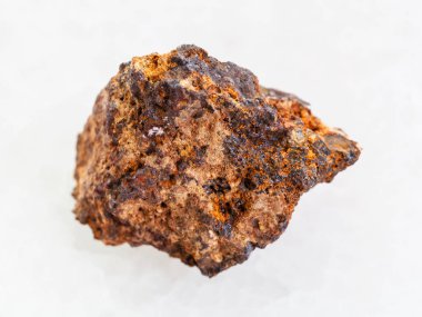 ham hematit (demir cevheri) taş üzerine beyaz mermer