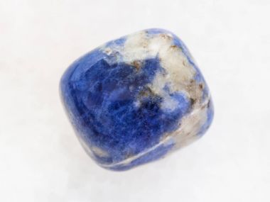 üzerinde beyaz mermer eskitme Sodalite değerli taş